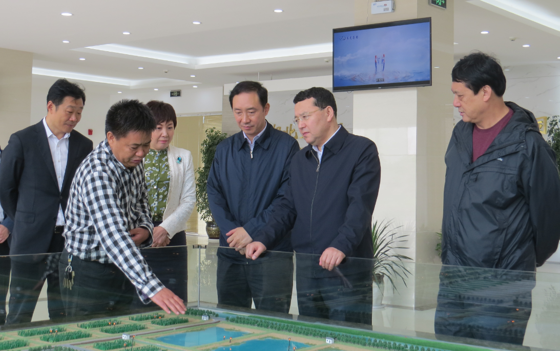 湖北省省委常委統戰部部長(cháng)爾肯江·吐拉洪視察萊克小龍蝦選育繁育中心