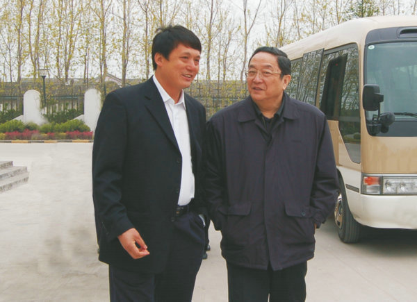 曾任中共十八屆中央政治局常委，第十二屆全國政協(xié)主席、時(shí)任湖北省委書(shū)記俞正聲視察萊克集團