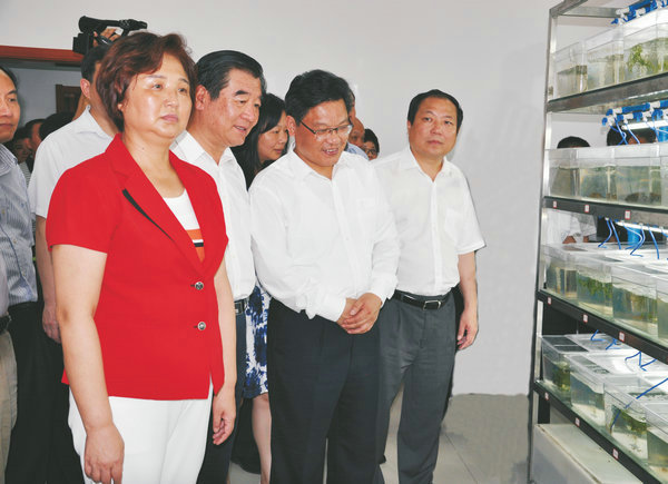 湖北省人大常委會(huì )副主任、黨組書(shū)記王玲視察萊克小龍蝦選育繁育中心