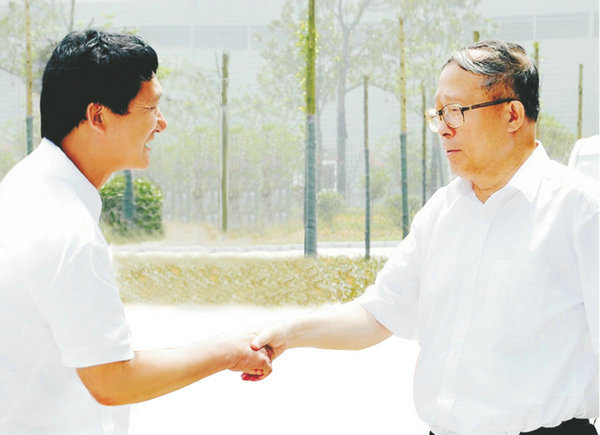中央政治局委員、天津市委書(shū)記、時(shí)任湖北省委書(shū)記李鴻忠視察萊克小龍蝦選育繁育中心