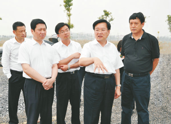 十九屆中央委員、河南省委書(shū)記、時(shí)任湖北省長(cháng)王國生視察萊克小龍蝦選育繁育中心