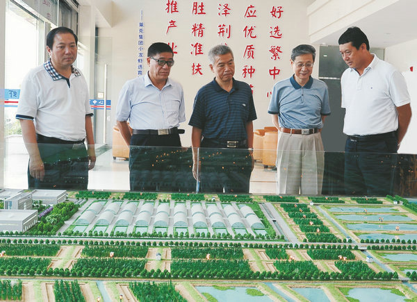 全國人大常委會(huì )民族委員會(huì )委員、湖北省民營(yíng)經(jīng)濟促進(jìn)會(huì )會(huì )長(cháng)蘇曉云等一行、視察萊克小龍蝦選育繁育中心